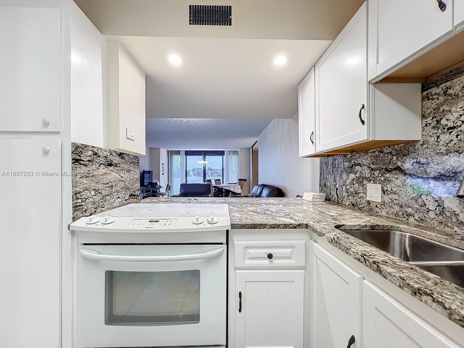 4545 Luxemburg Ct #103, Lake Worth, Florida image 6