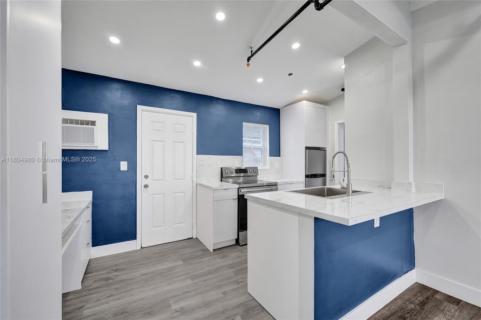 1085 NE 126th St, North Miami Beach, Florida image 14