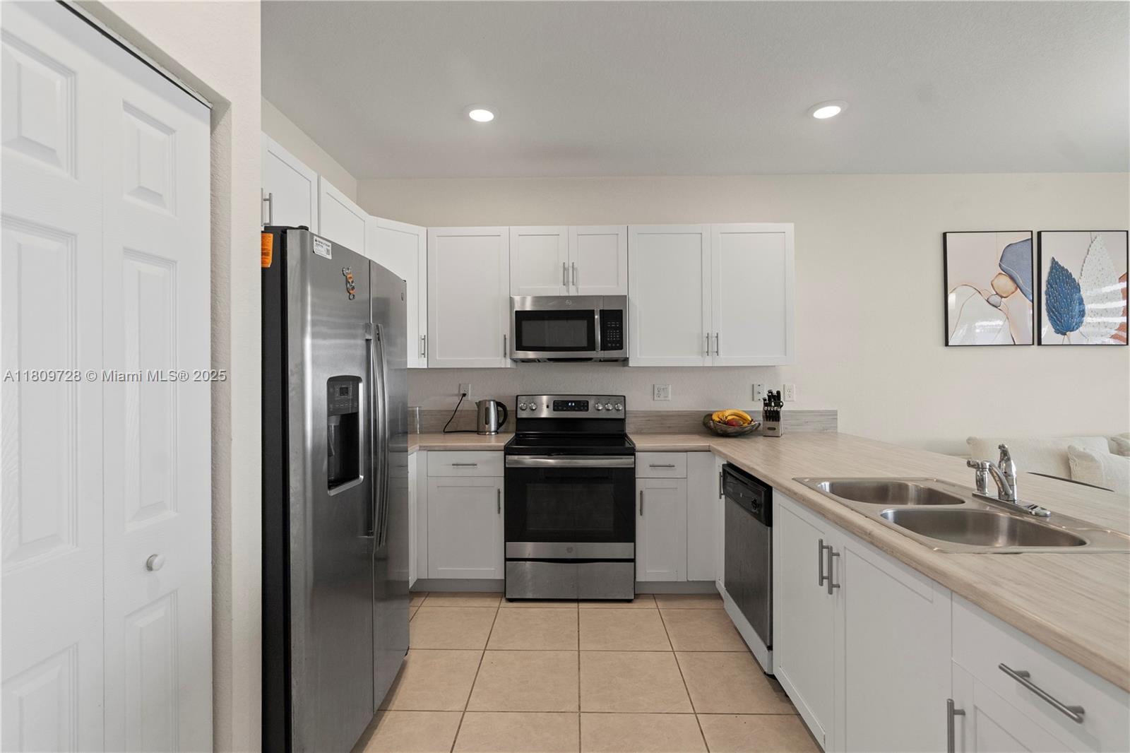 10606 W 32 Ln, Hialeah, Florida image 7