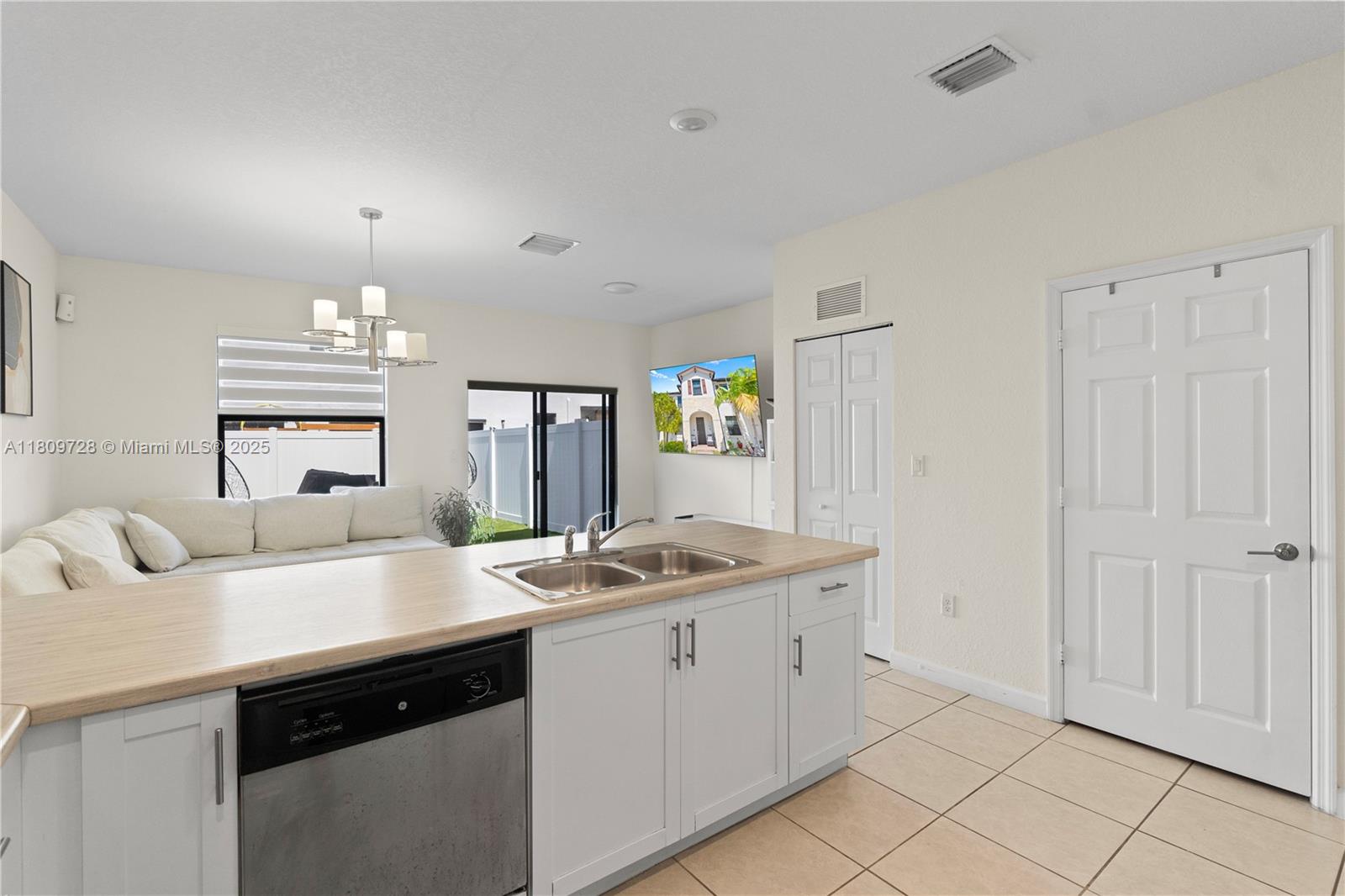 10606 W 32 Ln, Hialeah, Florida image 8