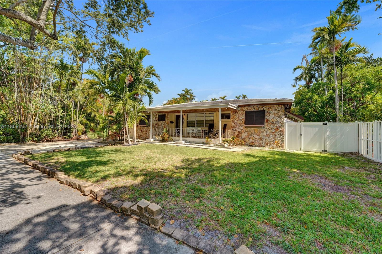 901 NE 8th St, Hallandale Beach, Florida image 4
