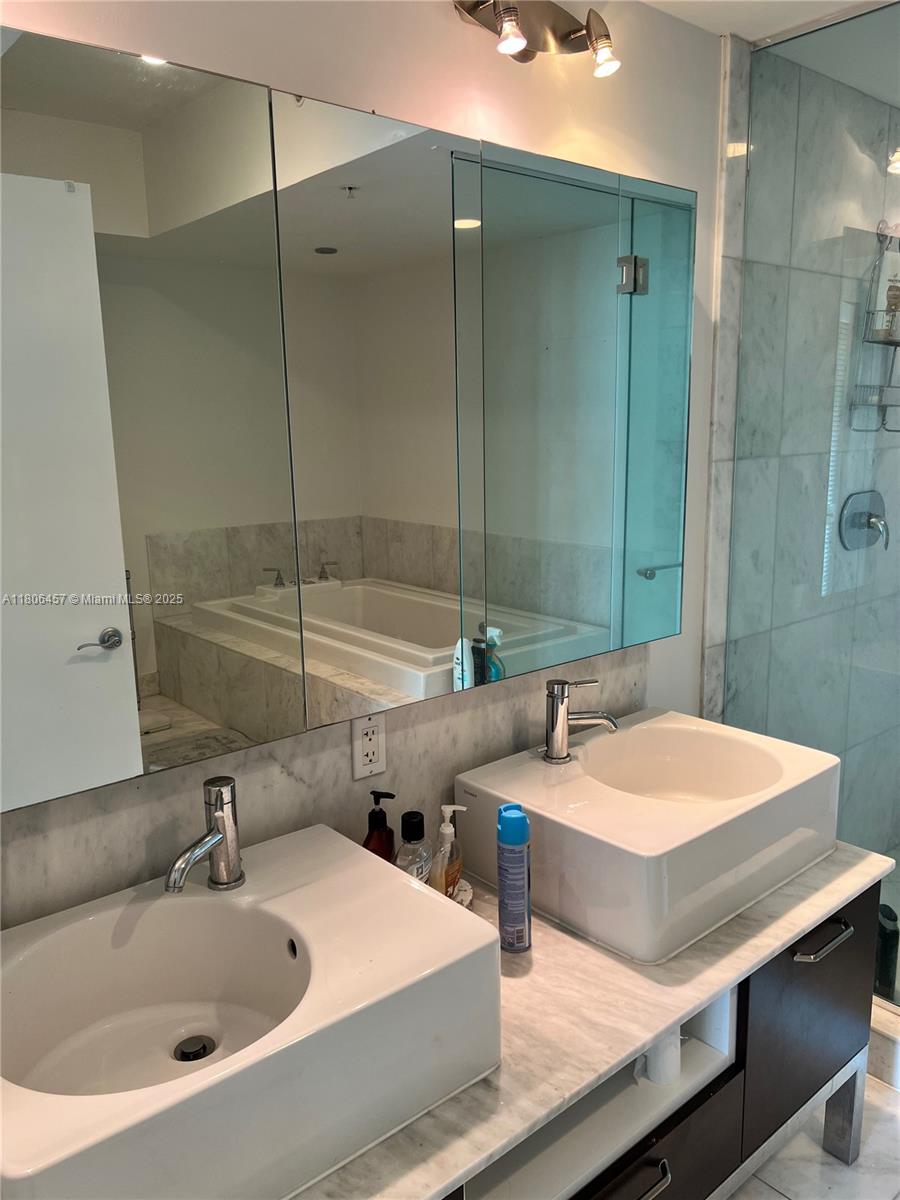 218 SE 14th St #1603, Miami FL 33131