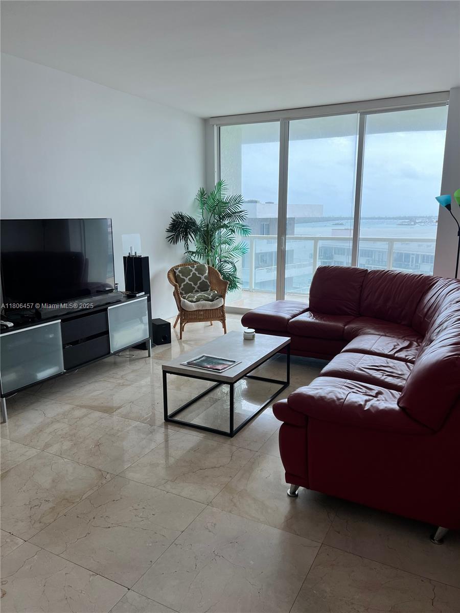 218 SE 14th St #1603, Miami FL 33131