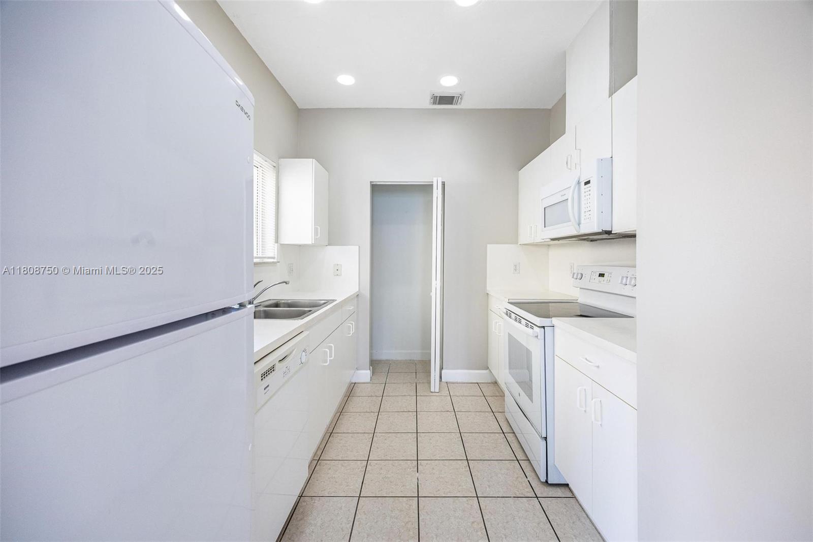 1005 NE 41st Ave, Homestead, Florida image 10