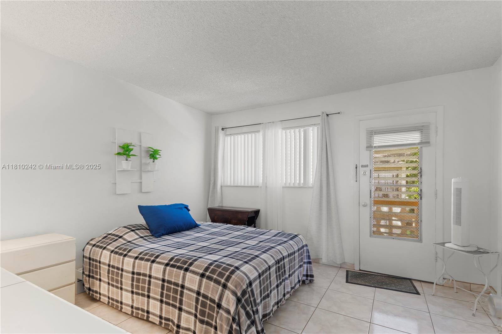 815 SW 10th Ter #20V, Hallandale Beach, Florida image 4