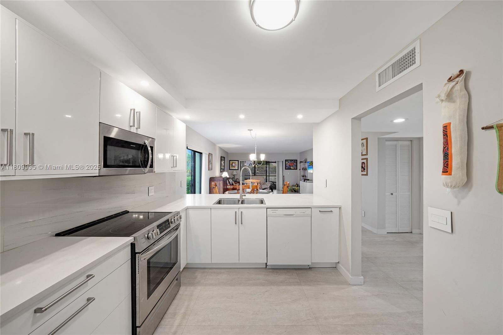 374 Lakeview Dr #101, Weston, Florida image 2