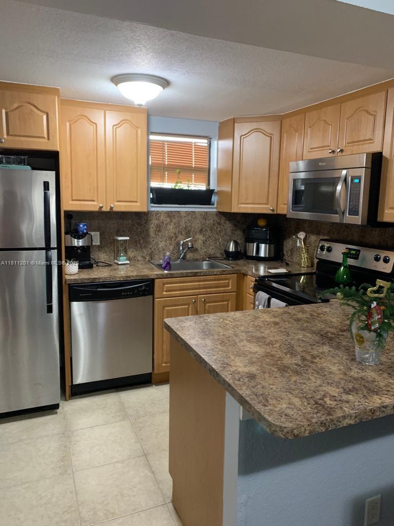 8290 Lake Dr #502, Doral, Florida image 1