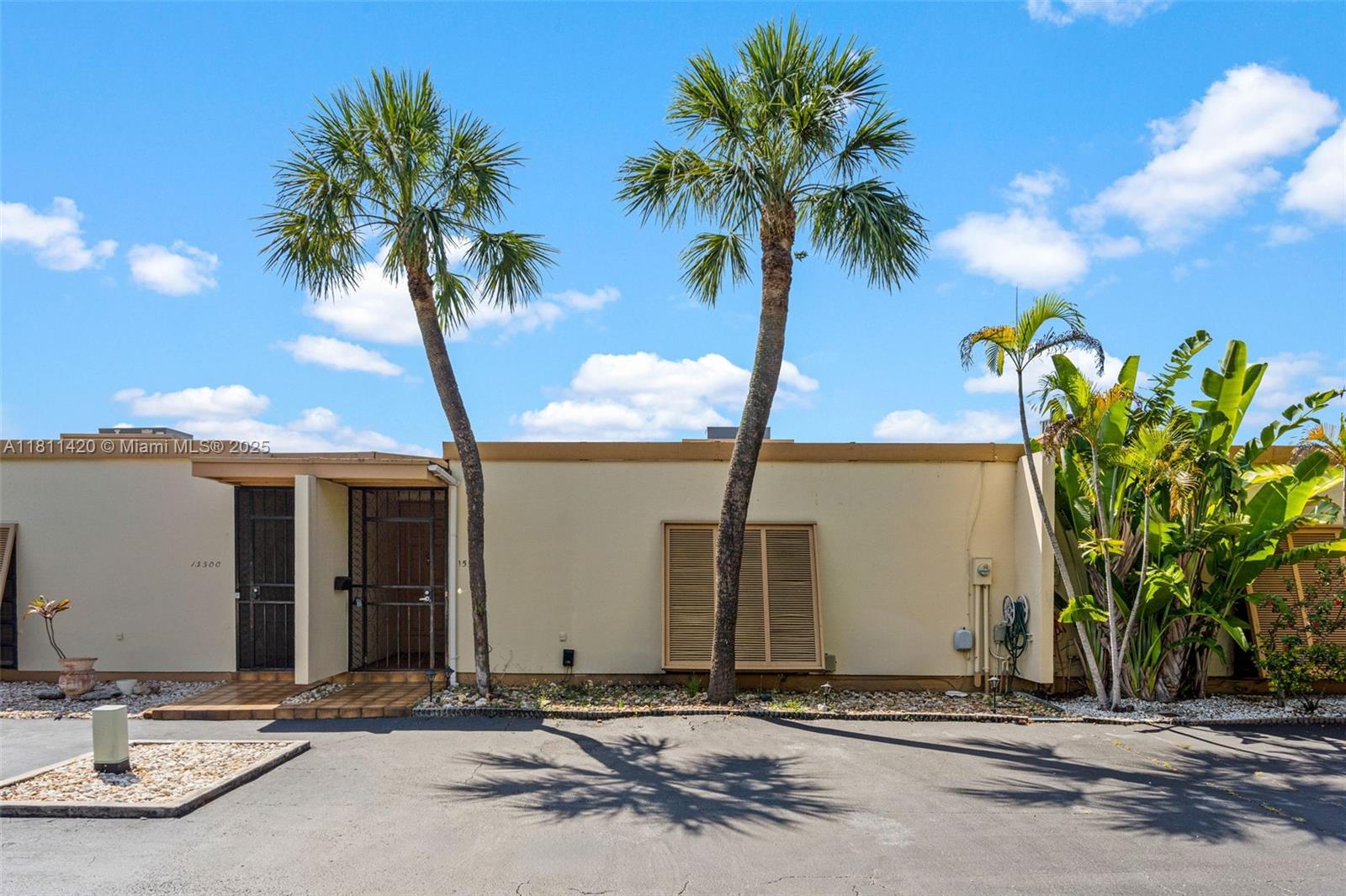 15504 Sharpecroft Dr, Miami Lakes, Florida image 1
