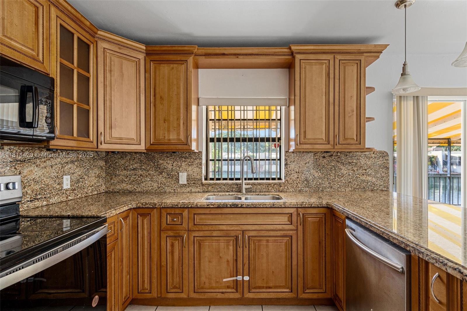 15504 Sharpecroft Dr, Miami Lakes, Florida image 28