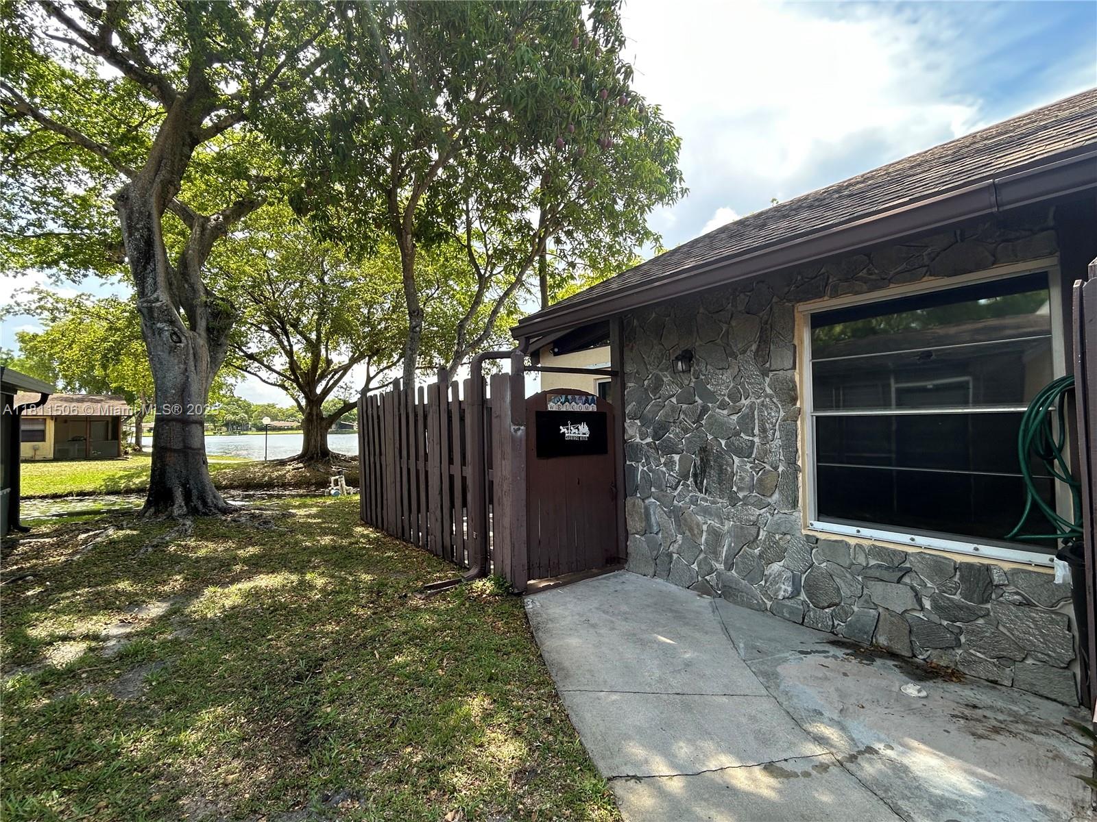 322 Briarwood Cir #1-17, Hollywood, Florida image 3