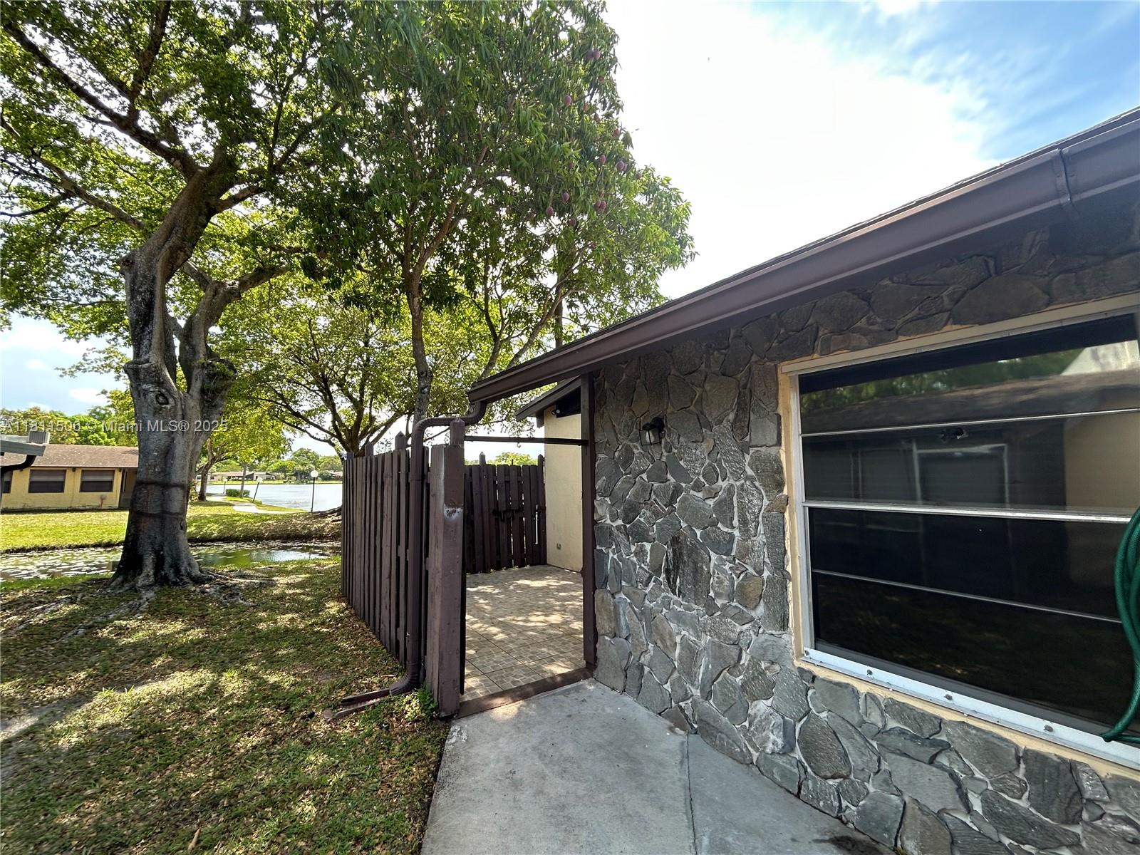 322 Briarwood Cir #1-17, Hollywood, Florida image 4