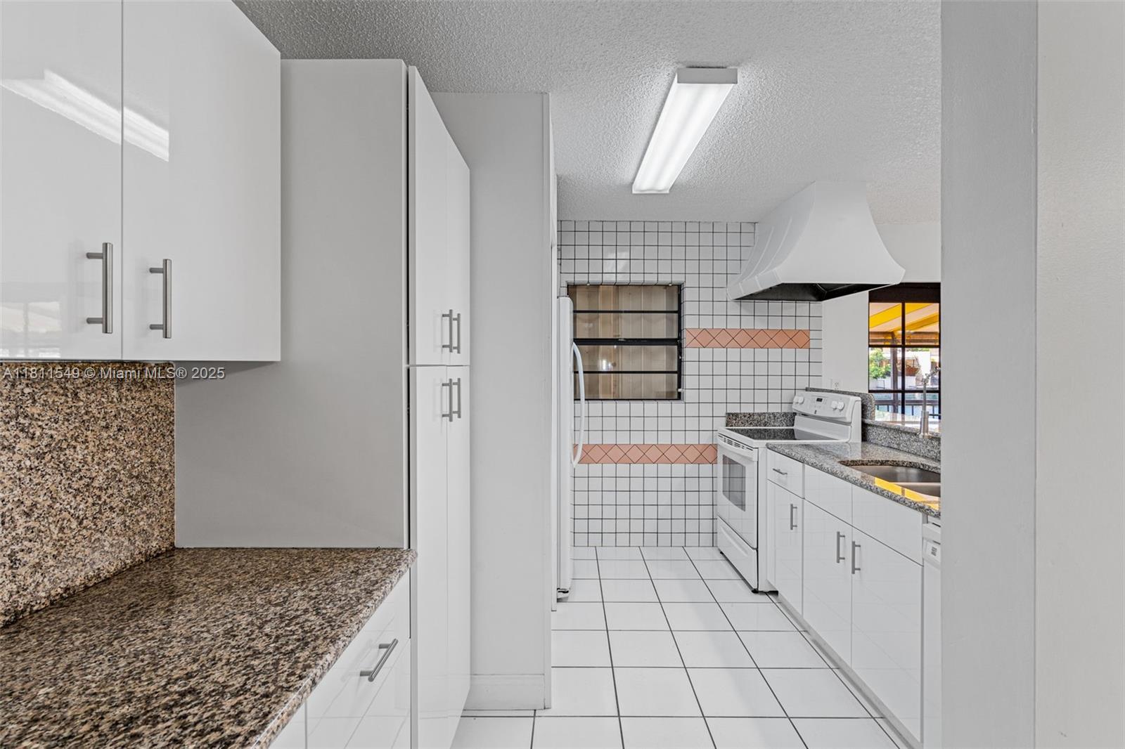 7003 Crown Gate Ct, Miami Lakes, Florida image 17