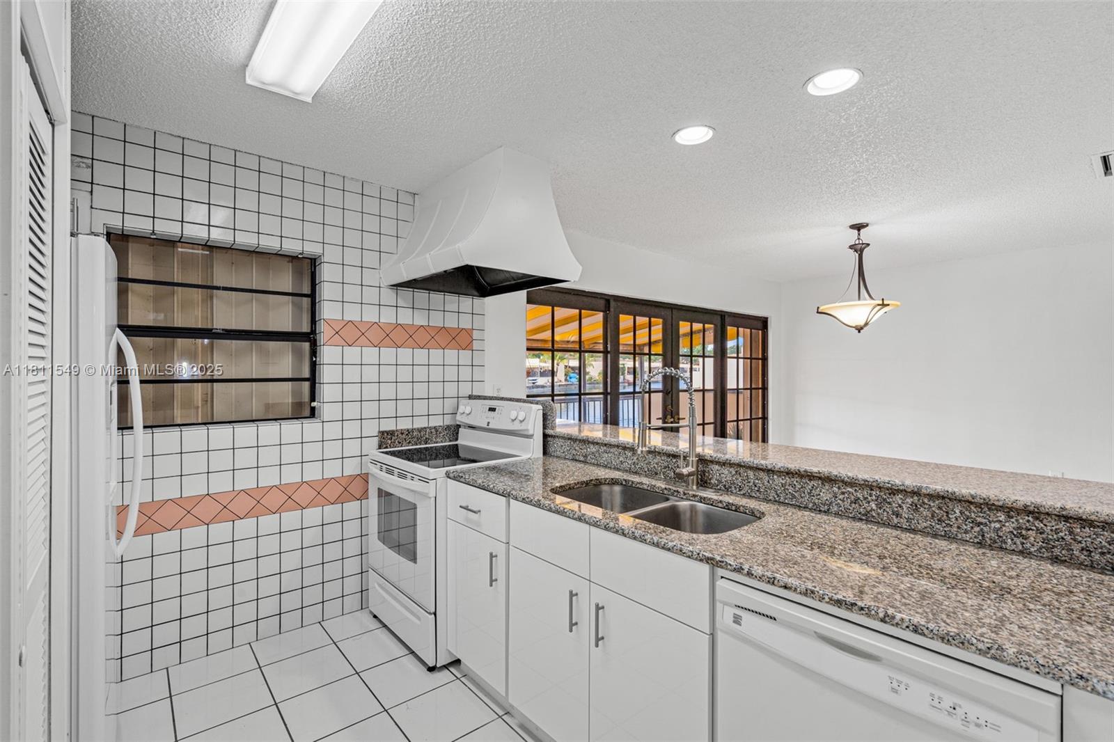 7003 Crown Gate Ct, Miami Lakes, Florida image 18