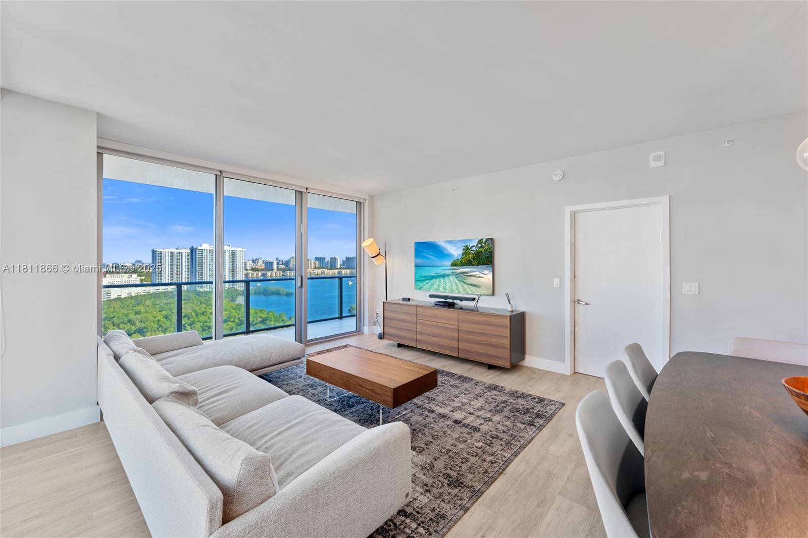 Apartamento à Venda em North Miami Beach, FL