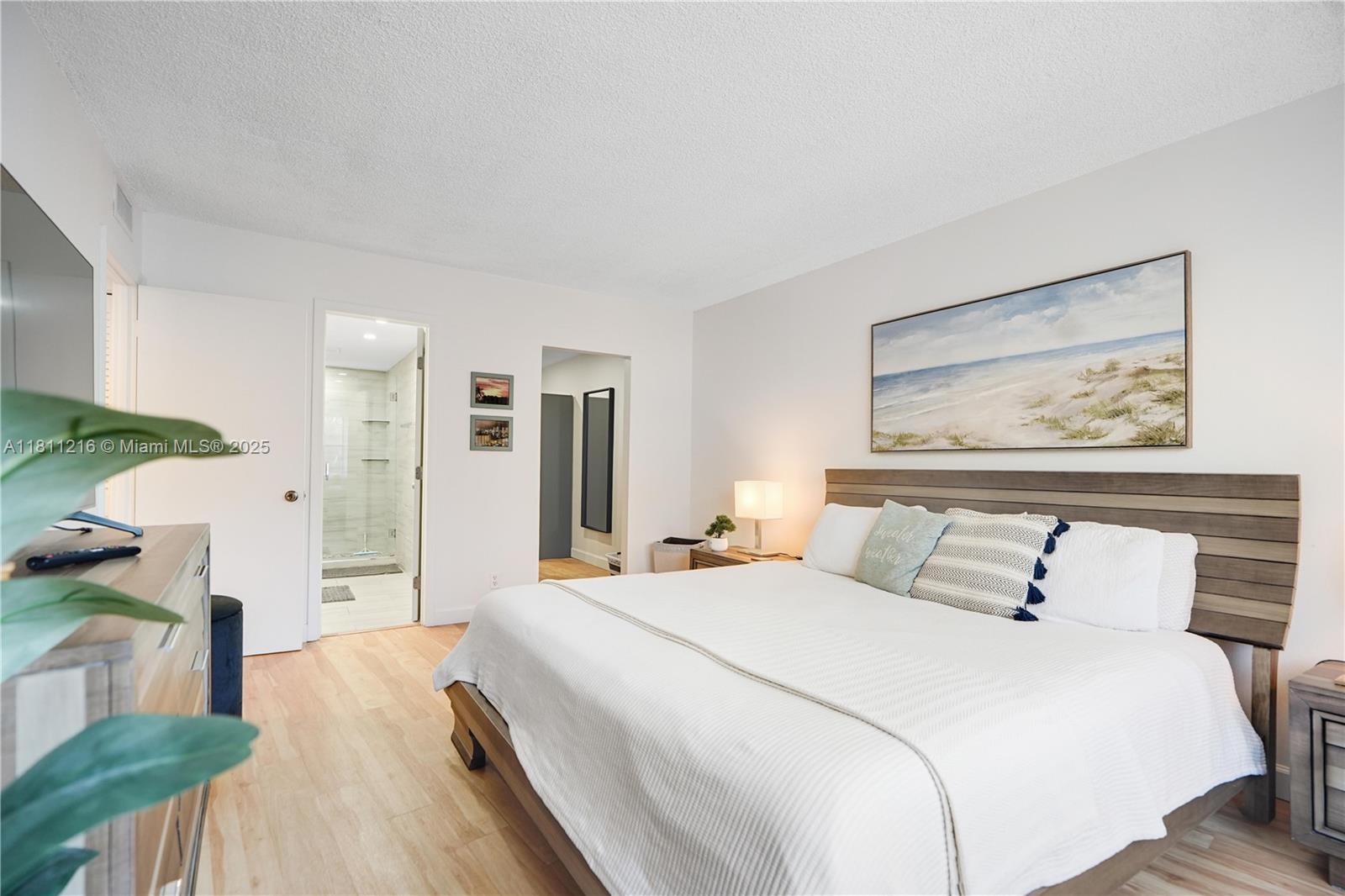 401 Golden Isles Dr #302, Hallandale Beach, Florida image 20