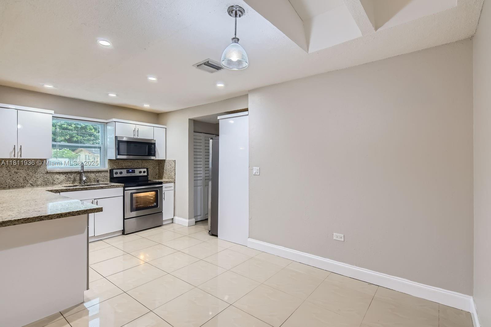 7521 Granada Blvd, Miramar, Florida image 10