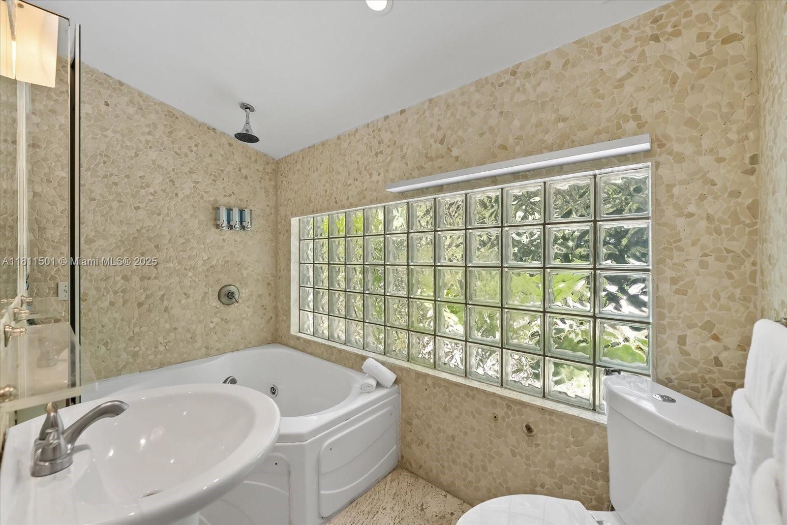 8538 NE 4th Ave, El Portal, Florida image 13