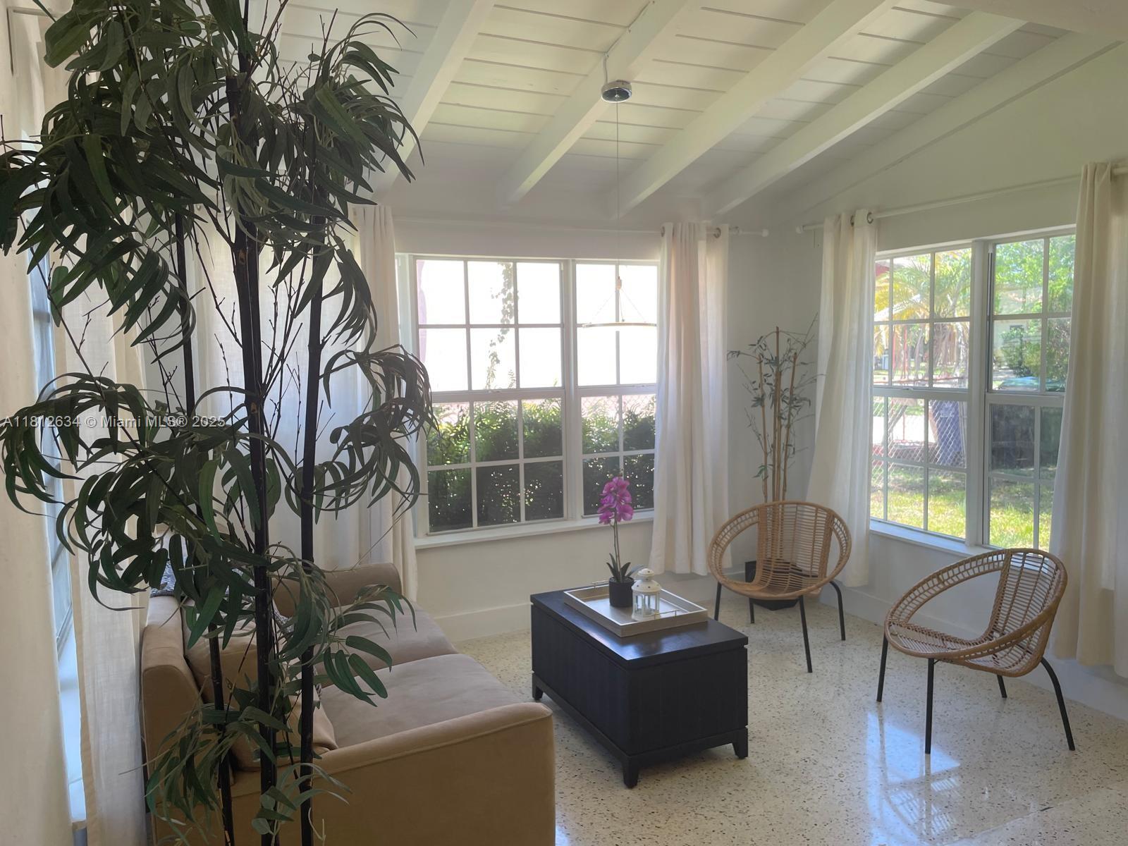 913 NE 5th St, Hallandale Beach, Florida image 7