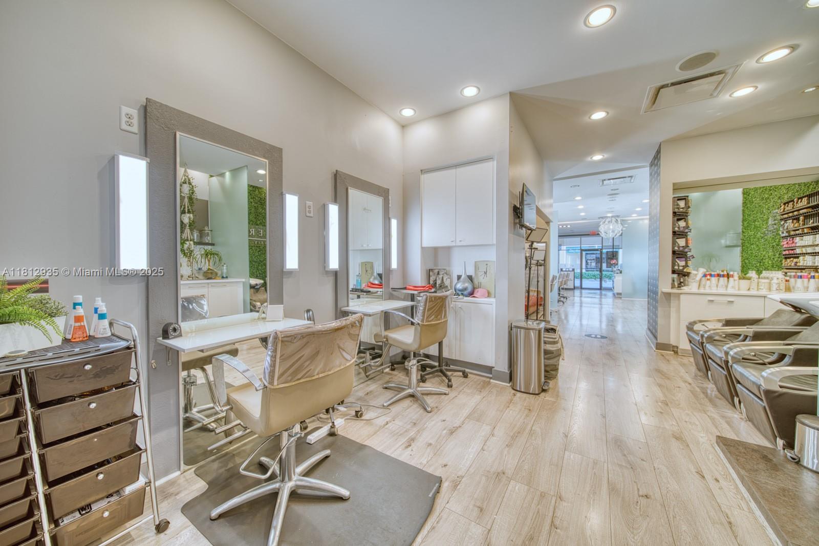 Full Service Beauty Salon On Sunset Dr & 57th Ave