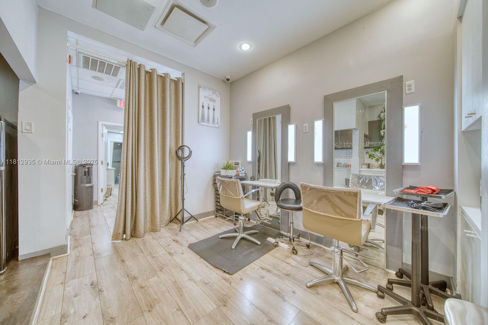 Full Service Beauty Salon On Sunset Dr & 57th Ave