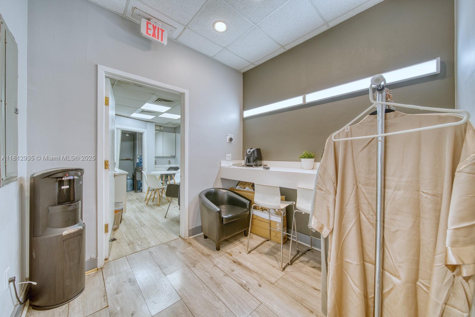 Full Service Beauty Salon On Sunset Dr & 57th Ave
