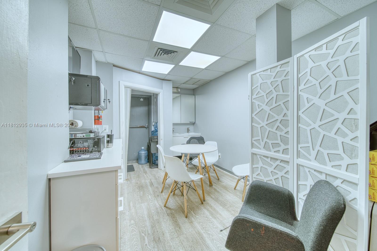Full Service Beauty Salon On Sunset Dr & 57th Ave