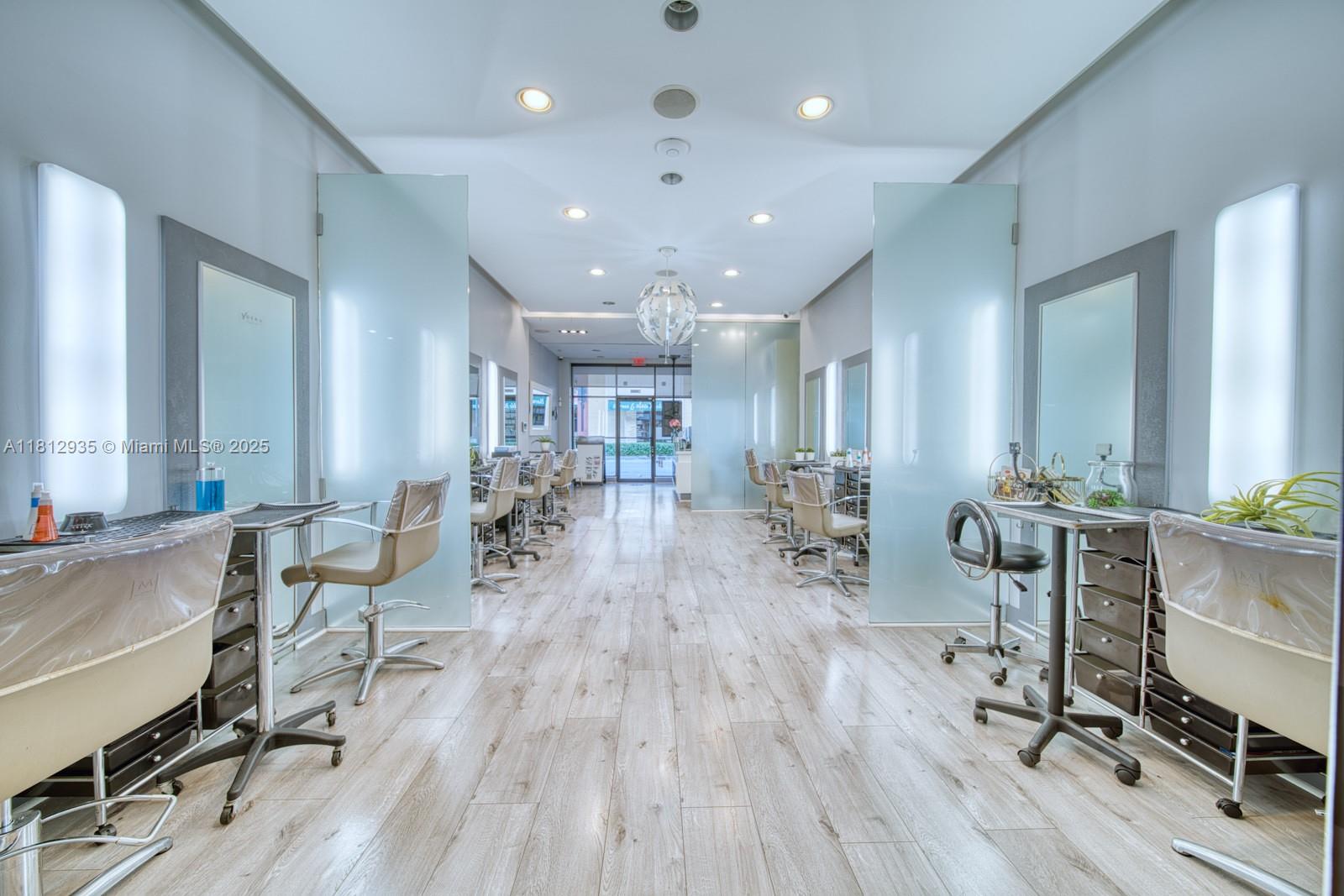 Full Service Beauty Salon On Sunset Dr & 57th Ave