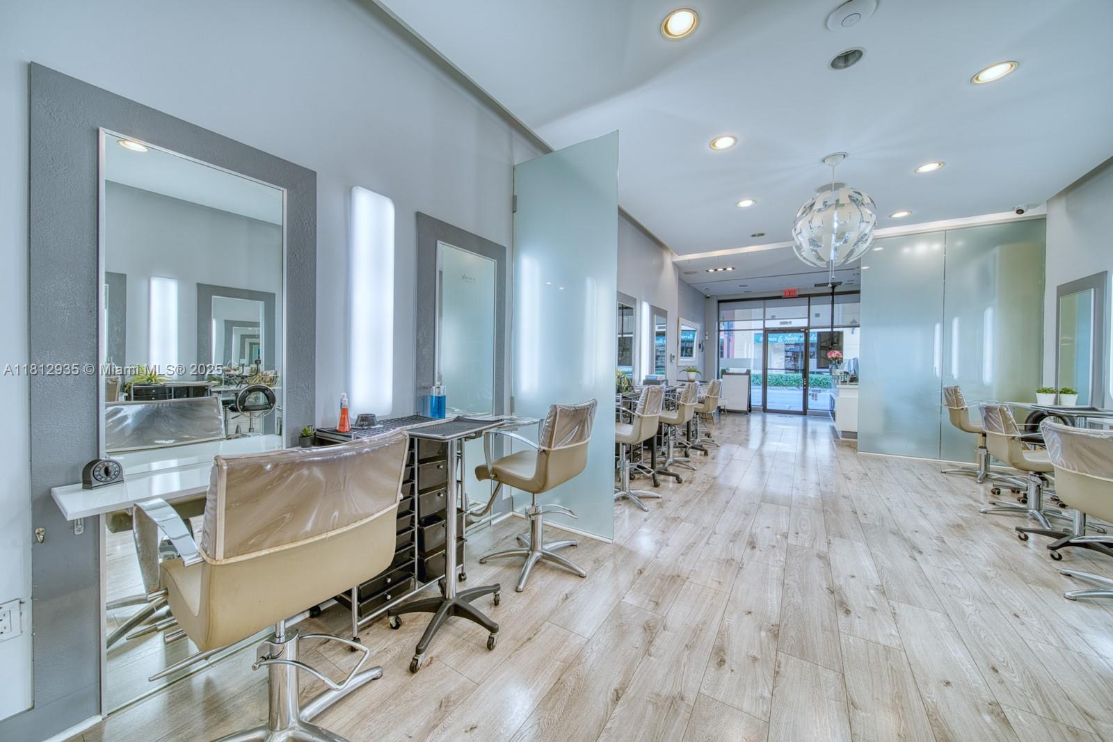 Full Service Beauty Salon On Sunset Dr & 57th Ave