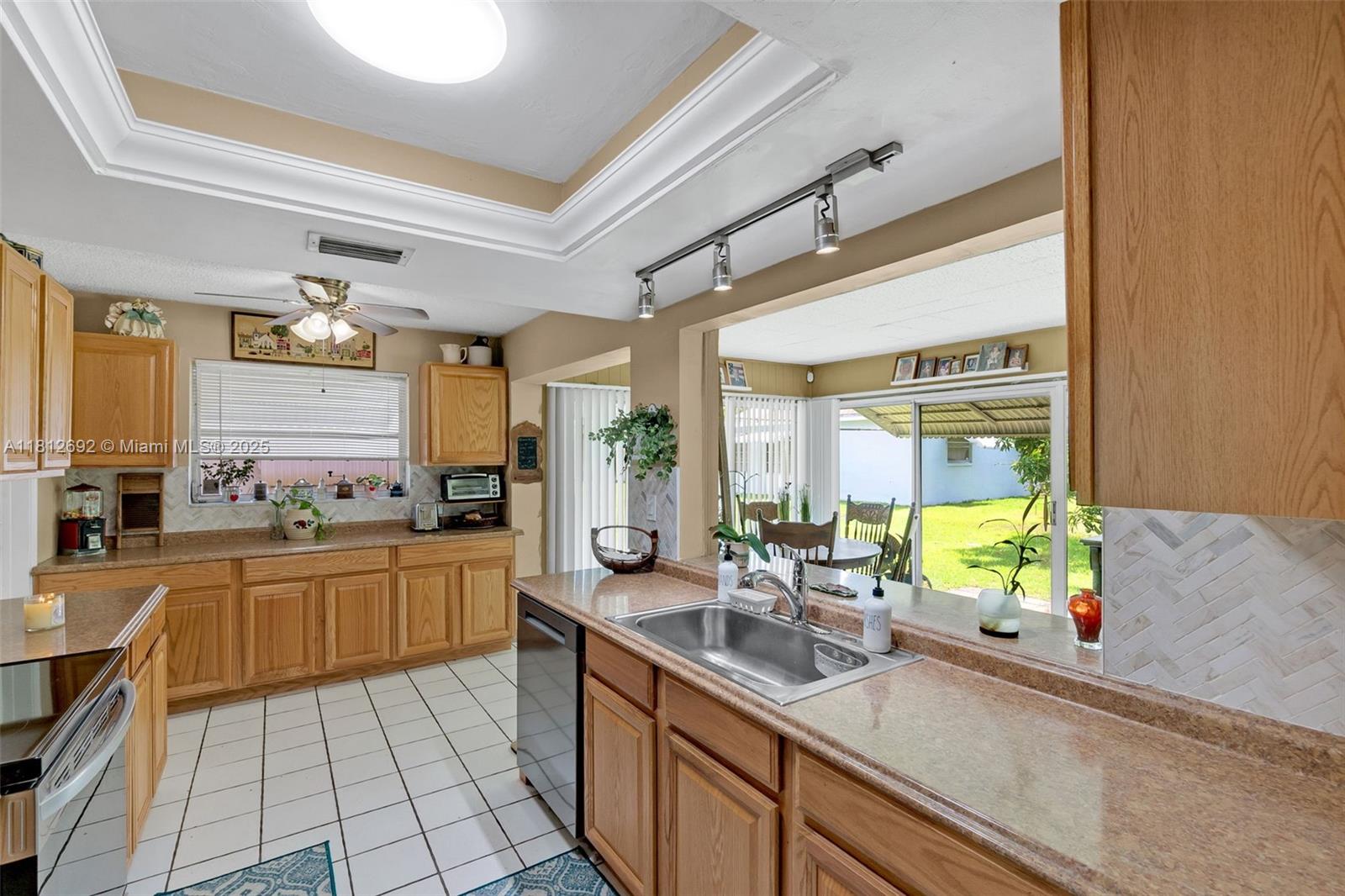 5714 NW 66th Ter, Tamarac, Florida image 15
