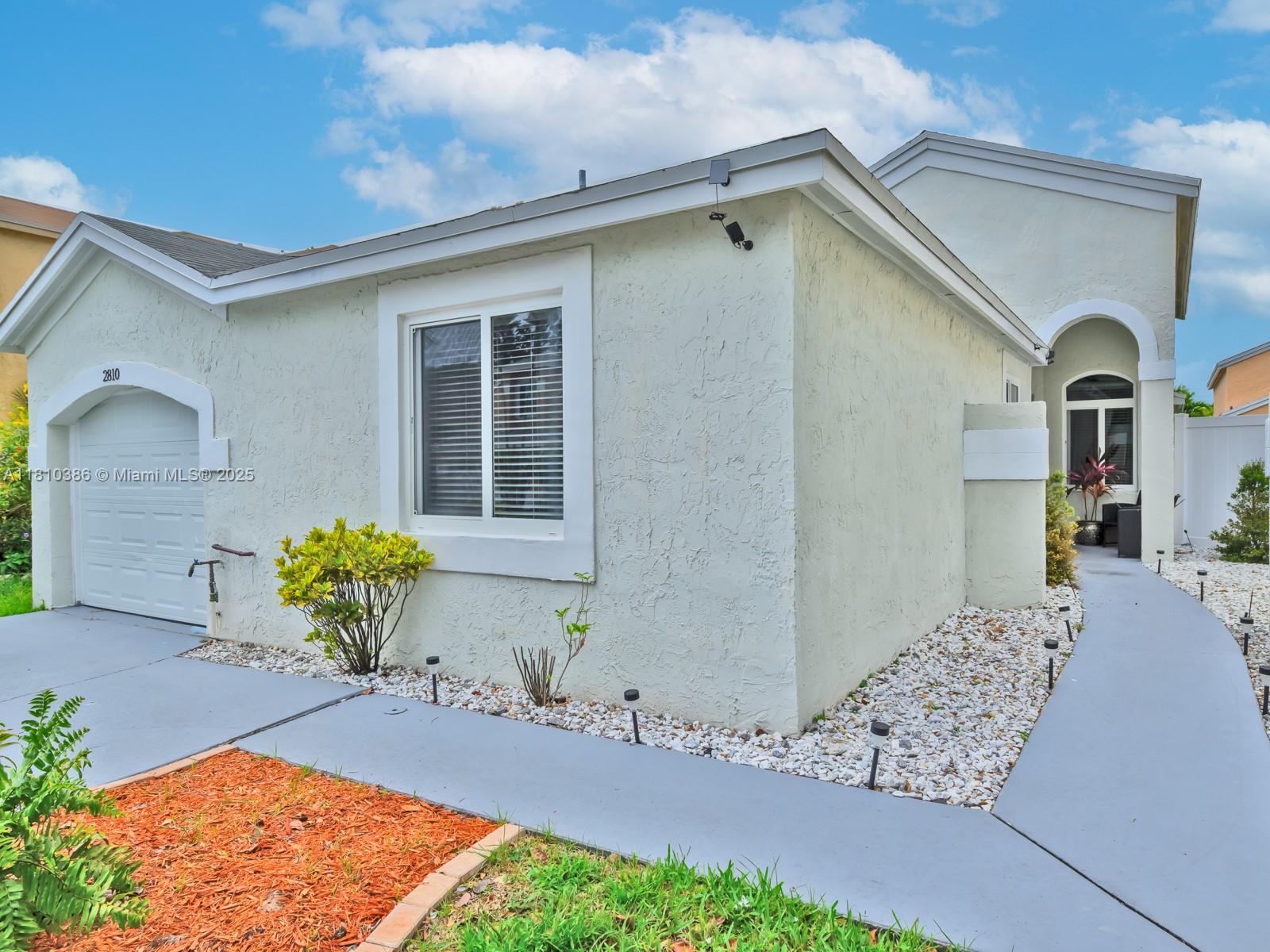 2810 River Run Cir E, Miramar, Florida image 1