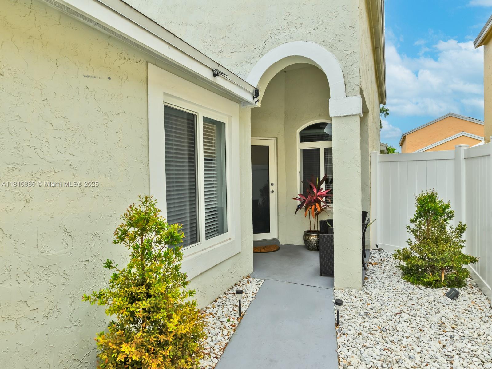 2810 River Run Cir E, Miramar, Florida image 2