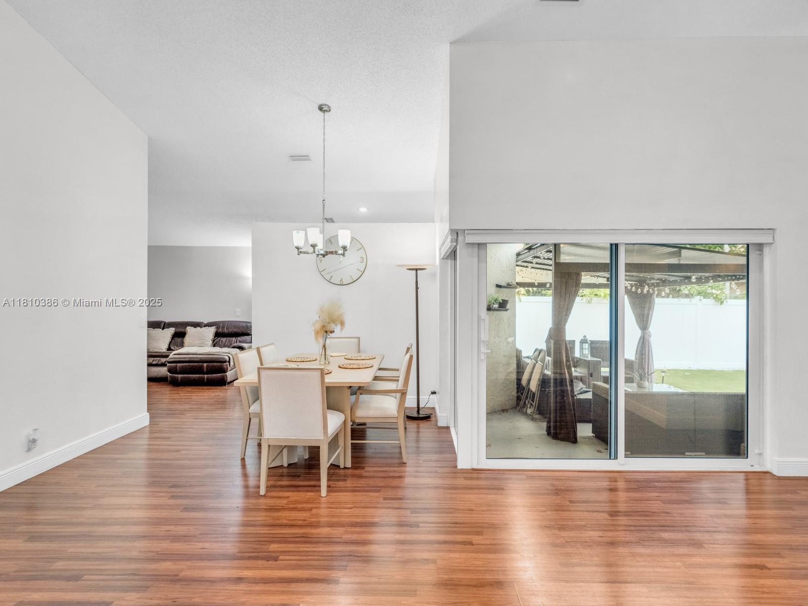 2810 River Run Cir E, Miramar, Florida image 8