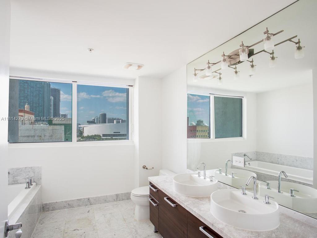 244 Biscayne Blvd #1002, Miami FL 33132