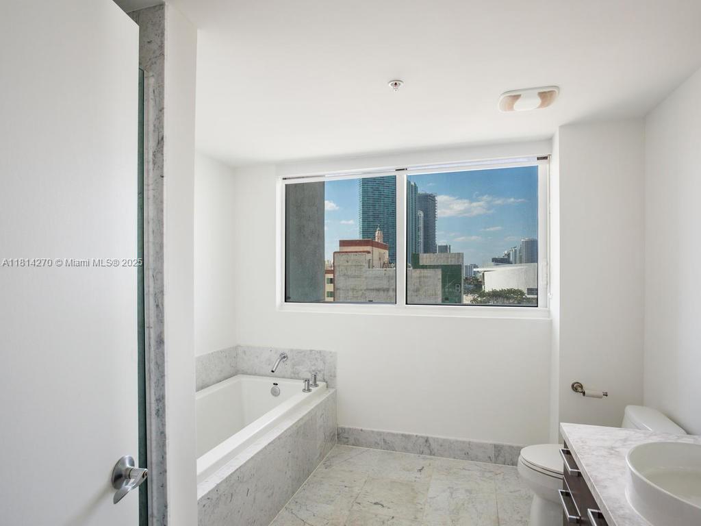 244 Biscayne Blvd #1002, Miami FL 33132