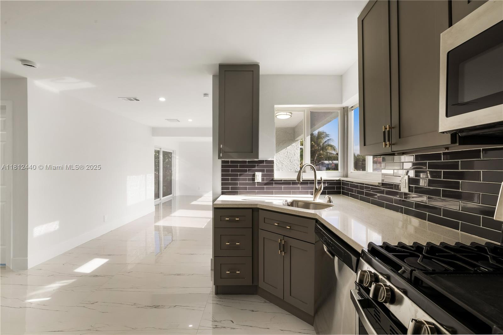 2111 NE 14th Ct, Hollywood, Florida image 21