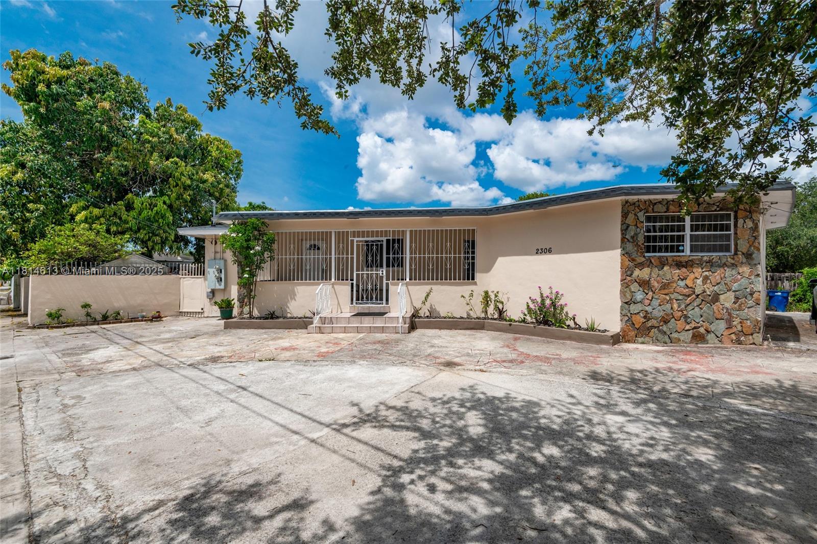 2306 NW 102nd St, Miami, Florida image 1