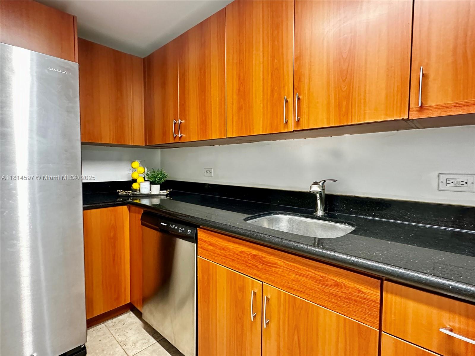 7501 E Treasure Dr #1P, North Bay Village, Florida image 3