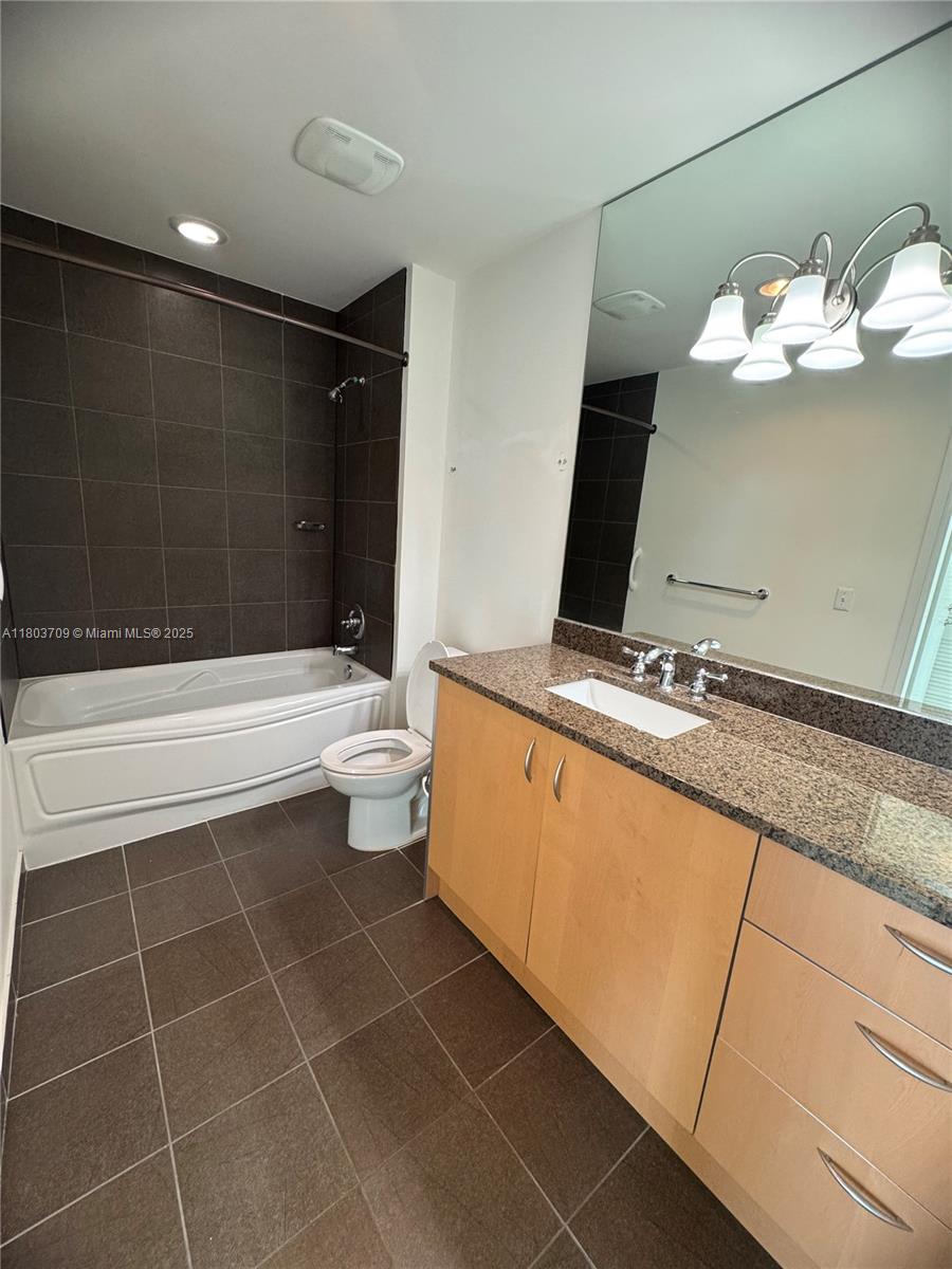300 S Biscayne Blvd #T-3212, Miami FL 33131