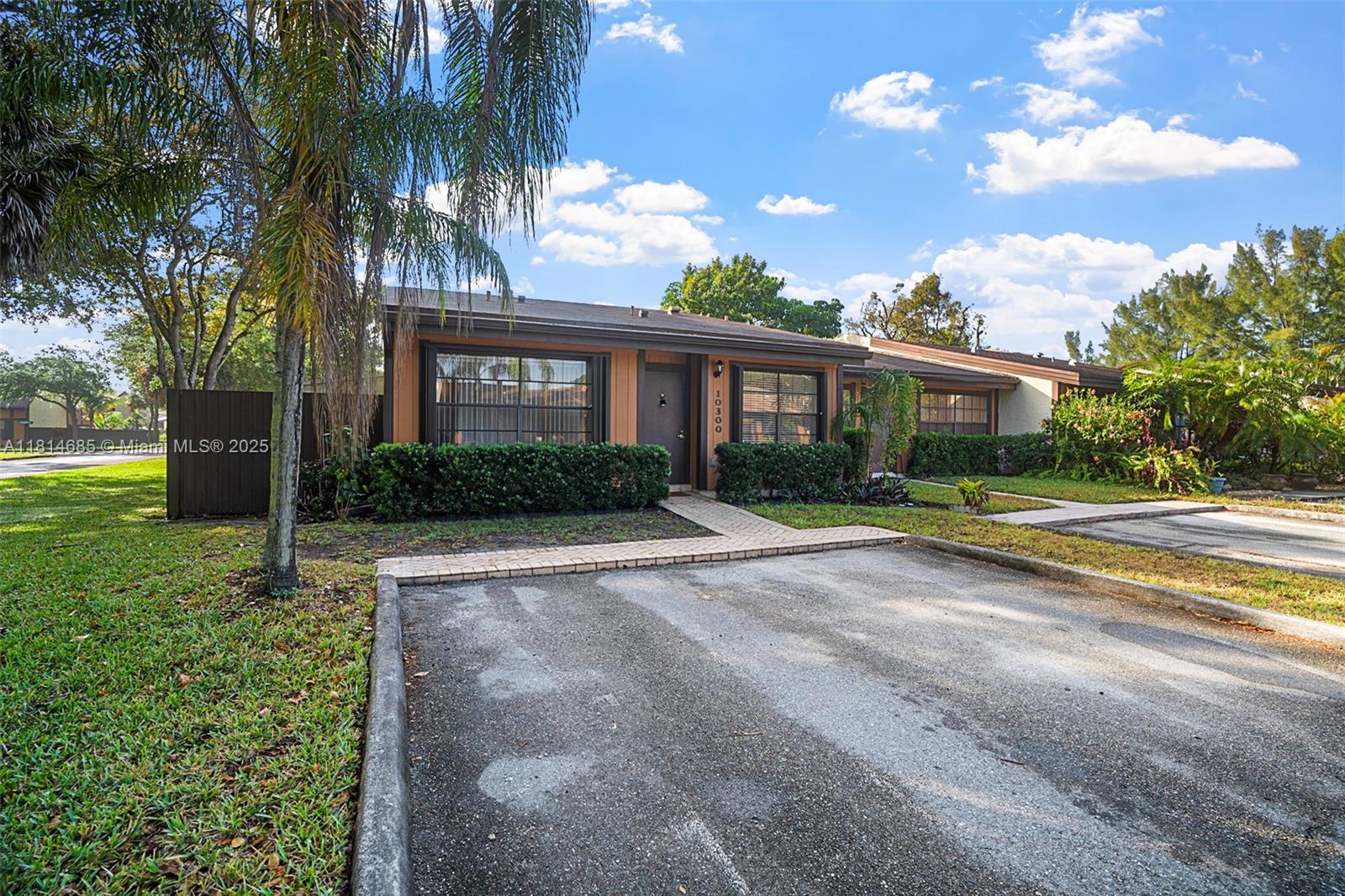 10300 Laurel Ct, Pembroke Pines, Florida image 3