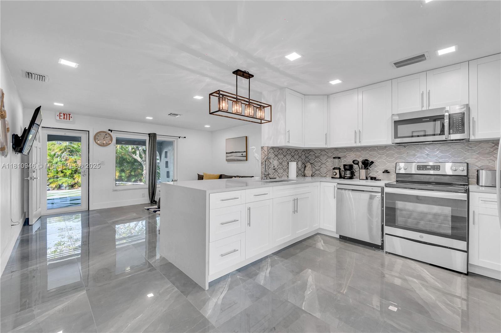 3472 SW 44th St, Dania Beach, Florida image 6