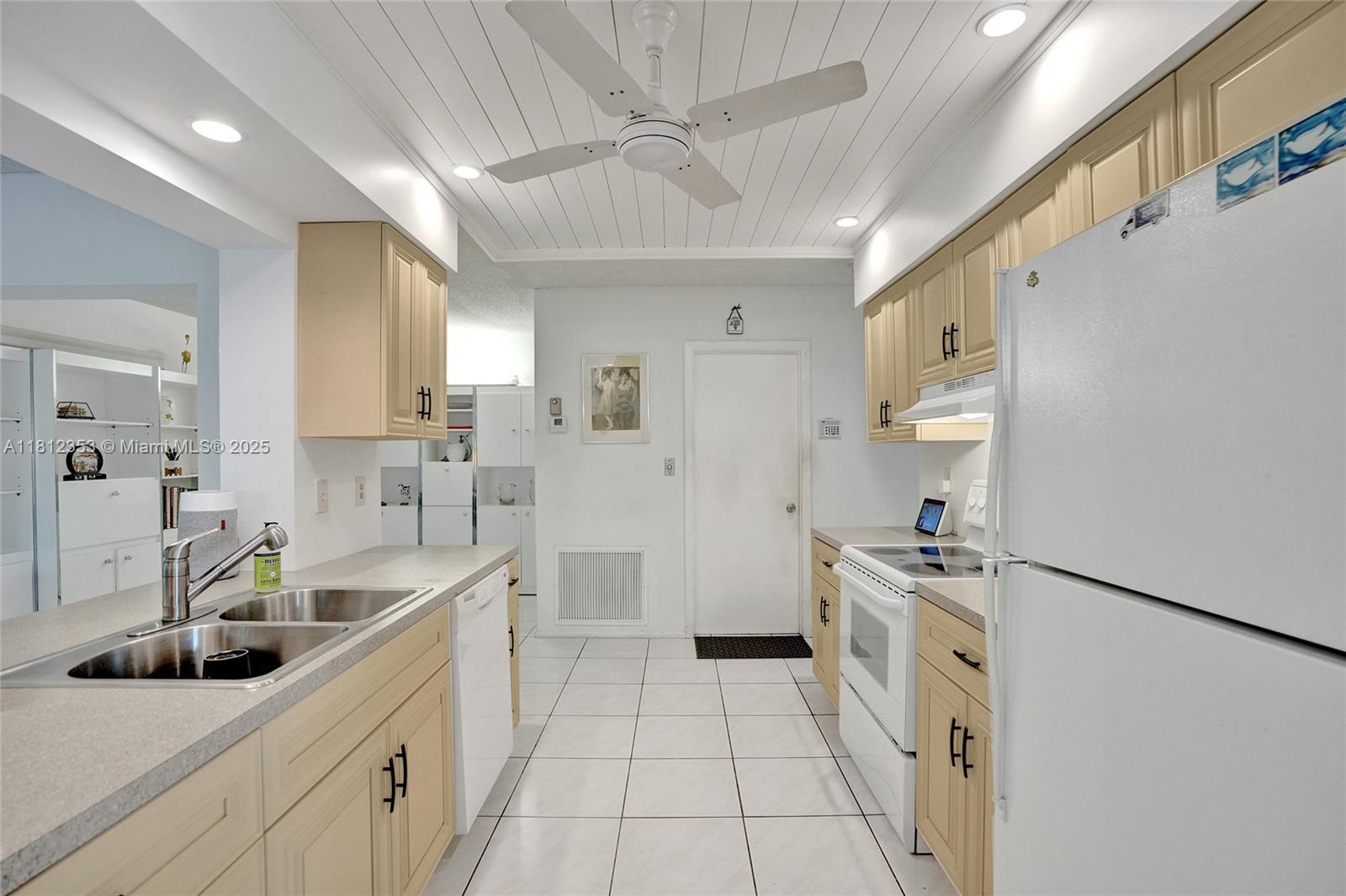 10106 NW 82nd St, Tamarac, Florida image 13