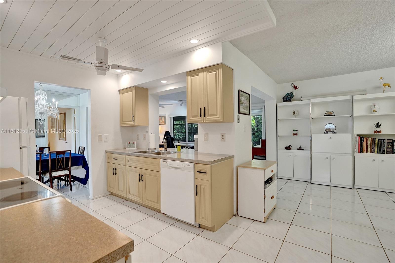 10106 NW 82nd St, Tamarac, Florida image 18