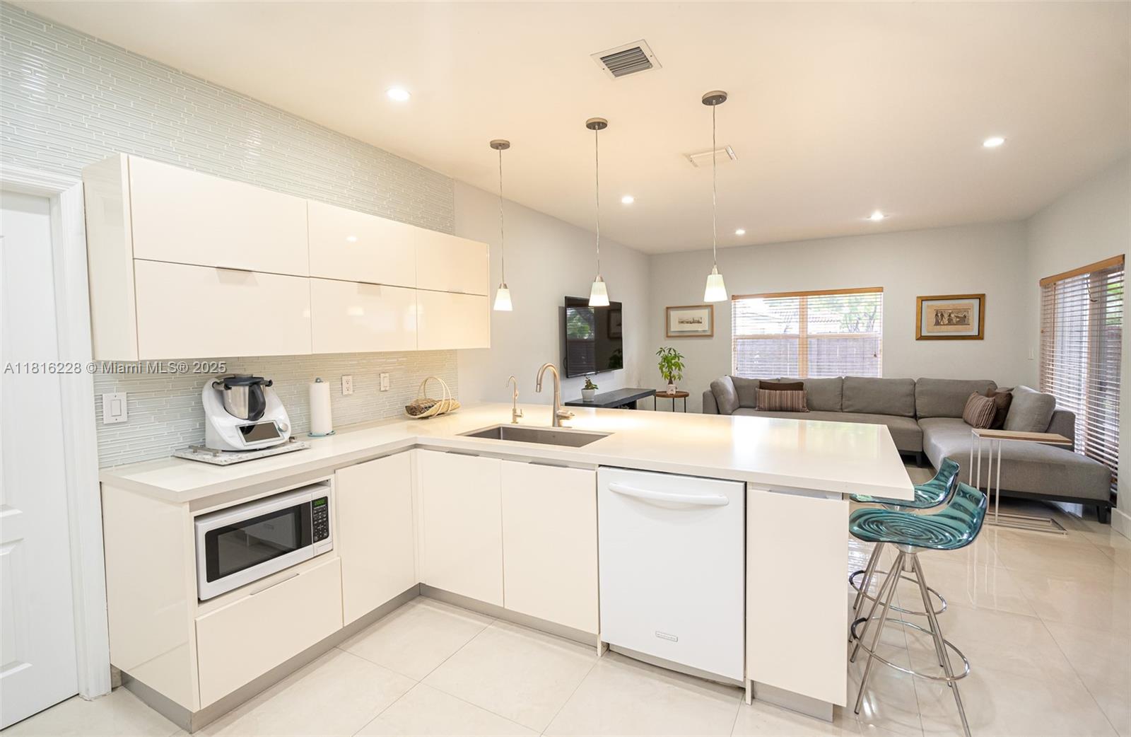 10914 NW 70th St, Doral, Florida image 13