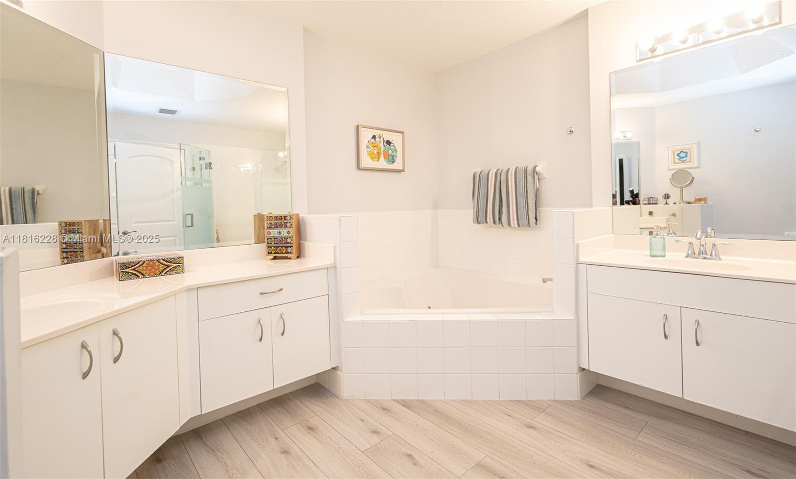 10914 NW 70th St, Doral, Florida image 35