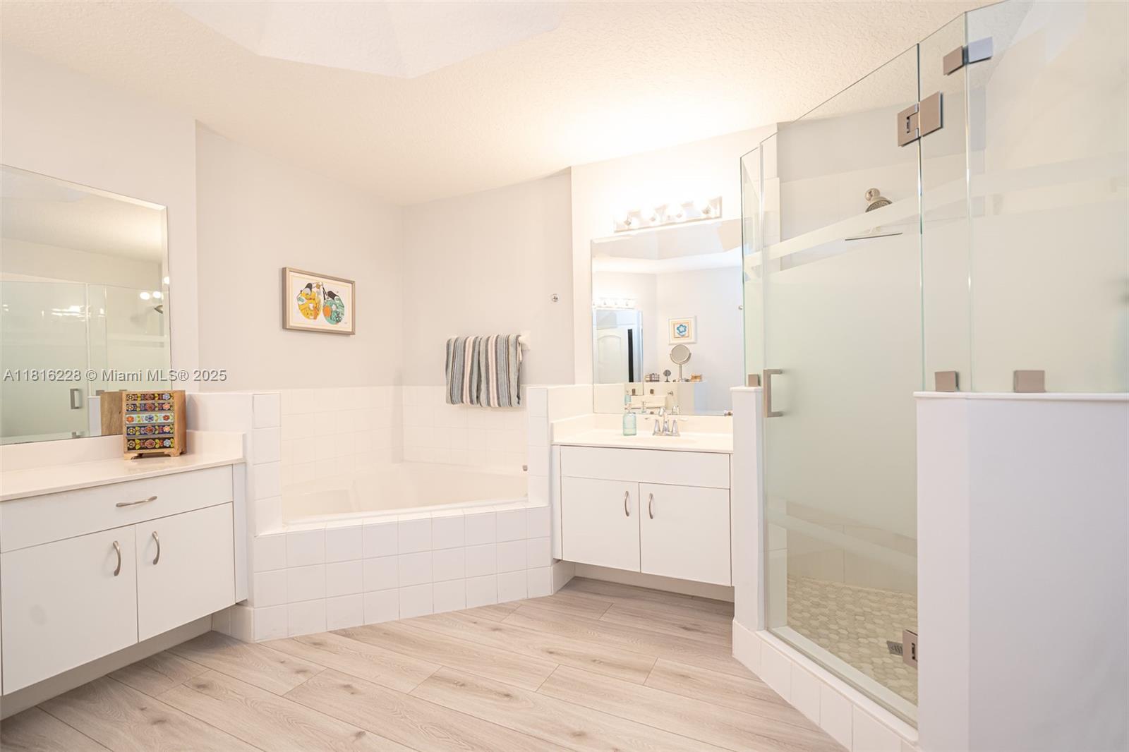 10914 NW 70th St, Doral, Florida image 36