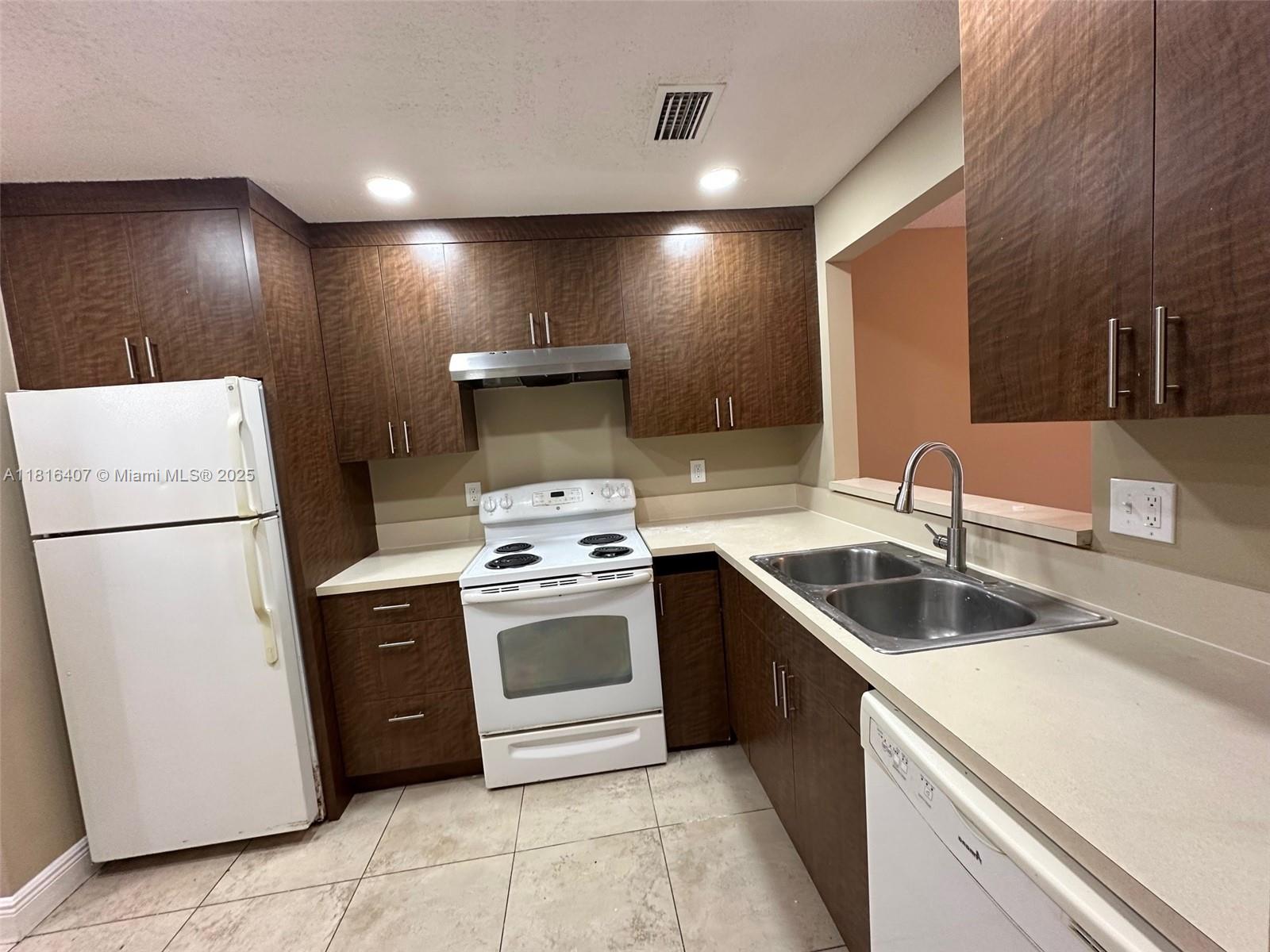 2541 NW 56th Ave #3-19, Lauderhill, Florida image 3