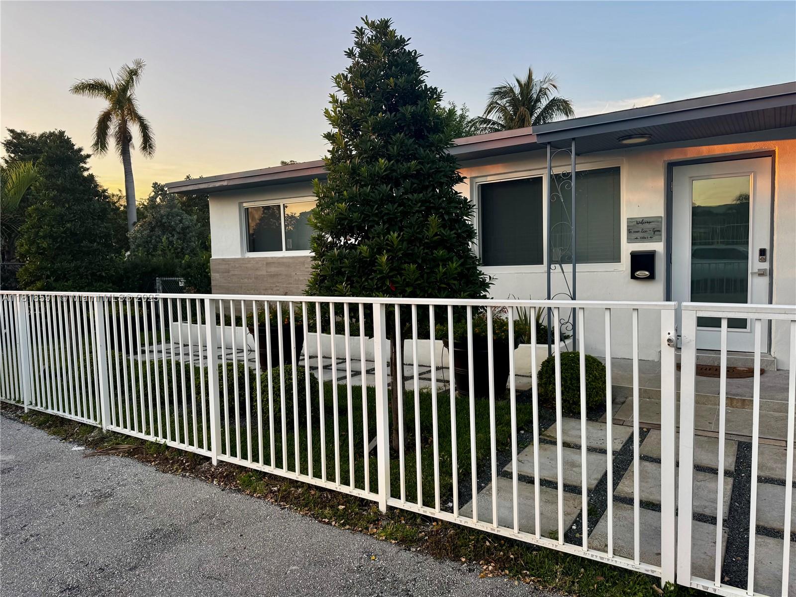 1012 SW 3rd Ave, Hallandale Beach, Florida image 2