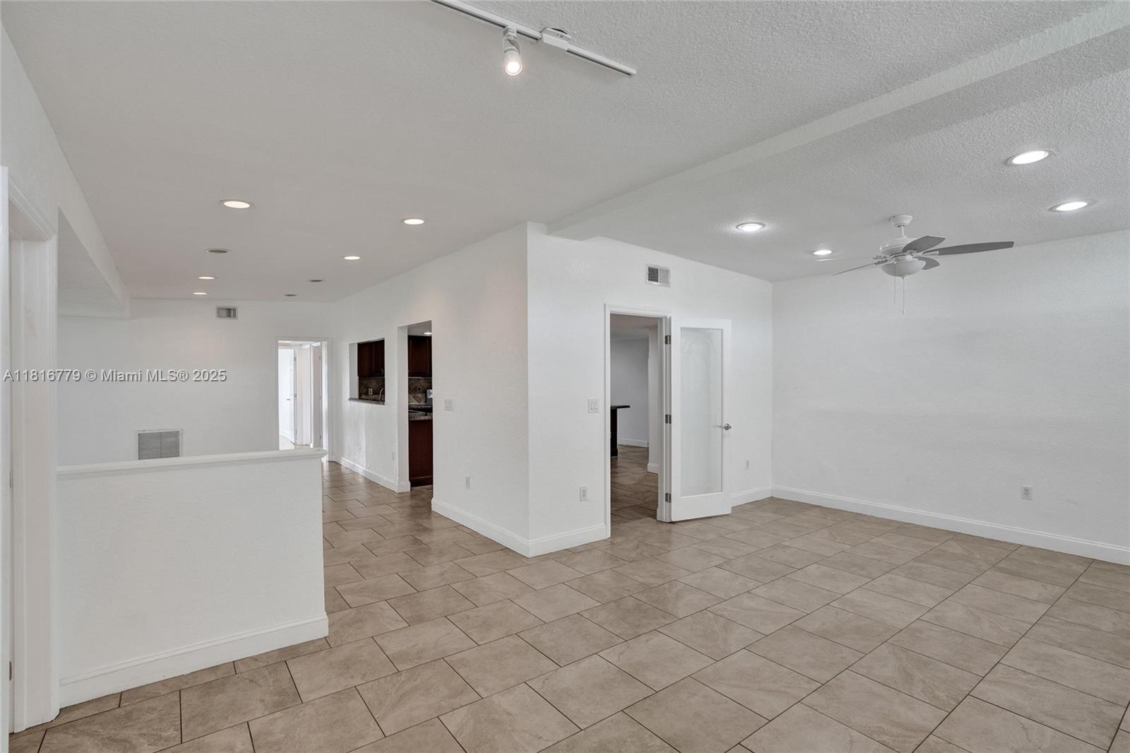 2050 NE 196th Ter, North Miami Beach, Florida image 21