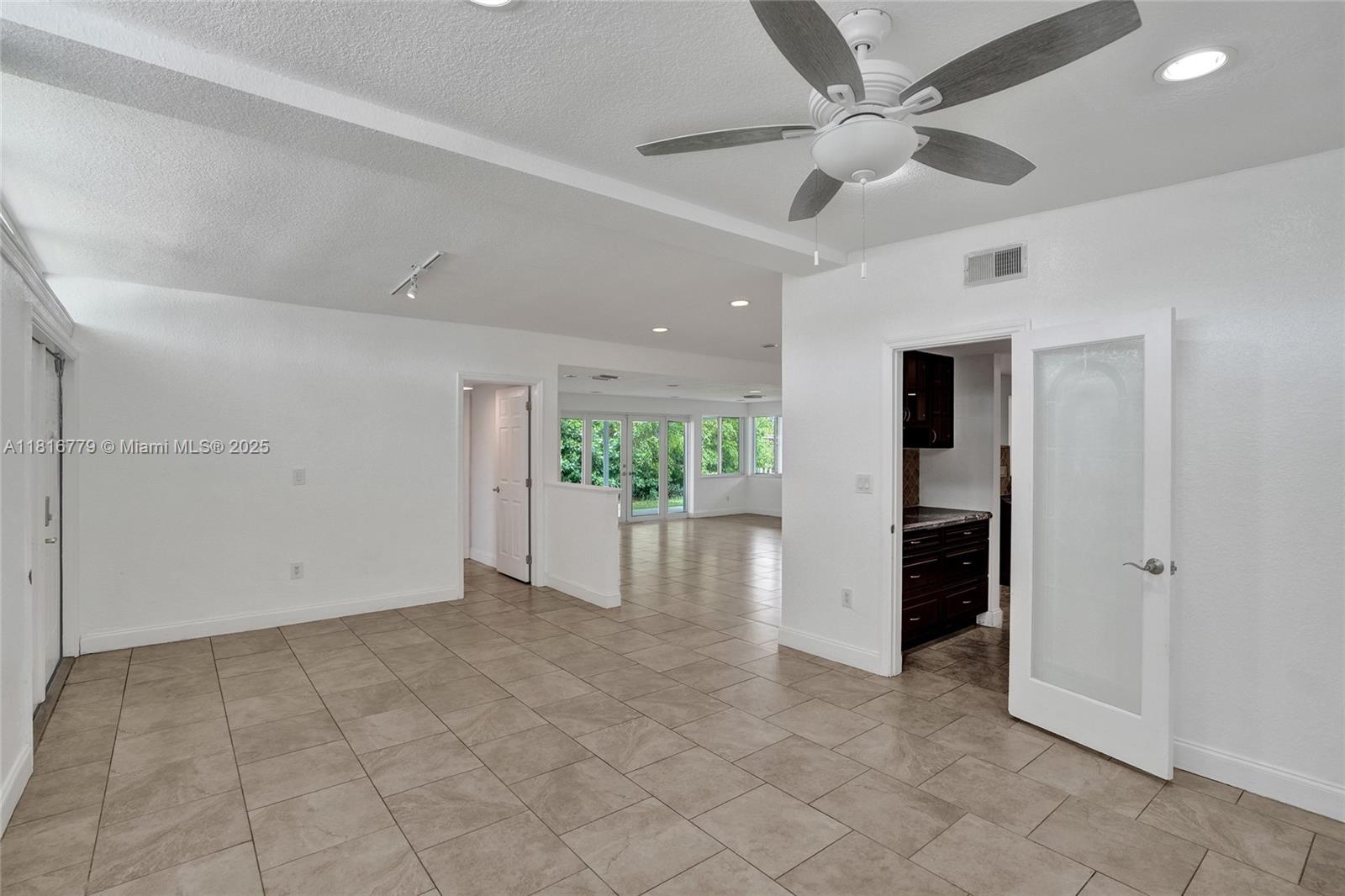 2050 NE 196th Ter, North Miami Beach, Florida image 22