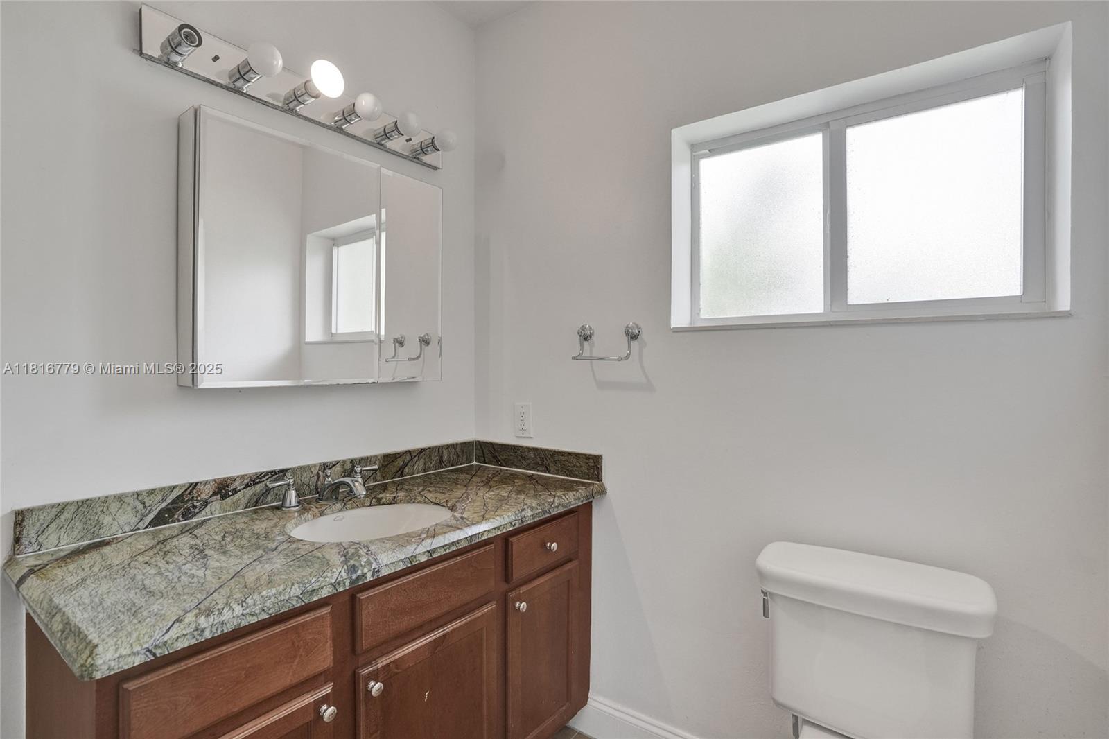 2050 NE 196th Ter, North Miami Beach, Florida image 25
